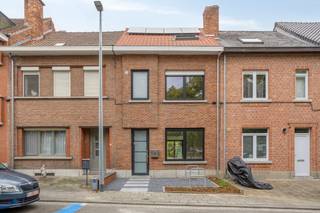 This fully renovated 3-bedroom home in Kessel-Lo offers a strong combination of comfort, energy efficiency and location. The property is situated...