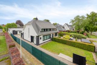 Op zoek naar een plek waar je werken en wonen moeiteloos combineert? Deze woning werd volledig gerenoveerd en beschikt over een achtergelegen magazijn. Gelegen op een goede verbindingsweg tussen Zandhoven en Lier. <br /><br />Het perceel bestaat uit:<br />- voortuin,<br />- woning,<br />- terras en tuin,<br />- magazijn.<br /><strong><br /></strong>INDELING WONING GELIJKVLOERS<br />Mooie inkomhal met apart gastentoilet. <br />Leefruimte met gezellige haard.<br />Volledig vernieuwde keuken.<br />Aangrenzende veranda met zicht op terras en tuin.<br /><br />INDELING WONING VERDIEPING<br />Drie ruime slaapkamers met grote luxueuse badkamer.<br /><br />ZOLDER te bereiken via uitschuifbare trap. <br />KELDER die dienst doet als was- en bergruimte.<br /><br />INDELING MAGAZIJN (180 m²)<br />Open ruimte aangevuld met een apart bureel. Verder is hier voorzien in een kleine studio met kitchenette en douchekamer. Deze studio heeft geen apart adres maar kan wel dienst doen als logeerkamer of andere.<br /><br /><br />BIJZONDERHEDEN<br />Nuttige hoogte in het magazijn: 4,2m (poort is 2,78m breed / 3,25m hoog).<br />Centrale verwarming op gas (condenserend toestel).<br />Camera bewaking aanwezig.<br />Apart huisnummer voorzien voor het magazijn.<br />Alu ramen met drie-dubbele beglazing.<br />Airco op 1e verdieping en in de veranda.<br /><br /><br />POSITIEVE ASPECTEN<br />Knappe renovatie met tevens oog voor isolatie.<br />Ideale combinatie werken/wonen.