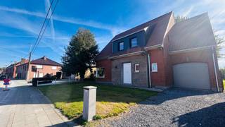 <p>Bent u op zoek naar ruimte en comfort op een toplocatie? Deze ruime gerenoveerde woning ligt vlak bij natuurdomein De Gavers en biedt alles wat een modern gezin zoekt.<br /><br /><strong>De indeling:</strong></p>

<ul>
	<li><strong>Gelijkvloers</strong>: Inkomhal met toilet, handige bureauruimte, lichtrijke leefruimte met open ingerichte keuken (met fornuis microgolfoven, oven, frigo en vaatwasmachine), garage en een kelder.</li>
	<li><strong>Verdieping</strong>: 4 ruime slaapkamers en een badkamer (douche, lavabo &amp; wc).</li>
	<li><strong>Buiten</strong>: Een grote, zonnige tuin waarin u heerlijk kunt ontspannen.</li>
</ul>
Ziet u zichzelf hier al wonen? Contacteer ons vandaag nog via mail.