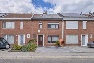 Op een zeer centrale locatie in Bornem, op korte afstand van het centrum en het openbaar vervoer, vinden we deze bijzonder goed onderhouden en instapklare woning. Een woning die niet alleen praktisch is gelegen, maar ook beschikt over een aantal sterke troeven die het dagelijkse comfort aanzienlijk verhogen. Een absolute meerwaarde is de achteruitweg naar de ruime garage, aangevuld met een eigen oprit. Hierdoor beschikt u over bijzonder veel parkeermogelijkheden, wat in een centrale omgeving een echte luxe is.<br />De woning is bovendien energetisch goed uitgerust. Er zijn 10 zonnepanelen met thuisbatterij, airco’s die zowel kunnen verwarmen als koelen en de woning beschikt over PVC-ramen met dubbele beglazing. Deze investeringen vertalen zich in een zeer gunstig EPC-label B. Binnenkomen doet u in een verzorgde inkomhal met toegang tot de aangename leefruimte. De lichtrijke woonkamer sluit mooi aan op de goed uitgeruste keuken, waar u over voldoende ruimte en comfort beschikt. Verder is er op het gelijkvloers een apart gastentoilet en een praktische toegang tot de droge kelder, ideaal als extra bergruimte. Op de eerste verdieping bevinden zich drie slaapkamers en een verzorgde badkamer met inloopdouche en toilet. De woning werd doorheen de jaren steeds met veel zorg onderhouden en verkeert dan ook in een zeer nette en instapklare staat.