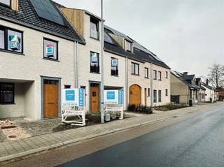 Gesloten pastorijwoning die deel uitmaakt van het project gelegen te Sint-Pauwels Klapdorp met 5 wooneenheden. We hebben het over de meest...