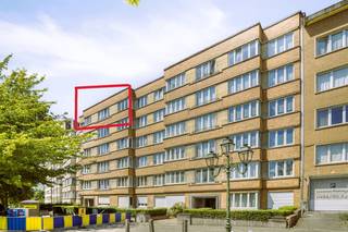 Ontdek dit prachtig gerenoveerde appartement op de vijfde verdieping, met een adembenemend uitzicht over de Place de Bastogne. De hoofdinkom...