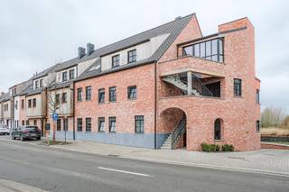 OVERDEKTE AFGELSLOTEN PARKEERPLAATS. De staanplaatsen zijn toegankelijk met een verwarmde inrit naar beneden en afgesloten met grote...