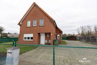 Gelegen op Wiekstraat 212 te Genk, presenteren wij u deze open bebouwing op een perceel van 546 m².<br />De woning beschikt over een royale tuin van circa 444 m², ideaal voor ontspanning en buitenactiviteiten.<br />Met een perceelbreedte van 21 meter en een diepte van 27 meter biedt deze woning tal van mogelijkheden.<br />De westelijke oriëntatie van de tuin garandeert optimale zonlichtinval gedurende de namiddag en avond.<br />Bovendien bevindt het pand zich op fietsafstand van het station en het bruisende centrum van Genk, met scholen en winkels op wandelafstand.<br />Een bijkomend voordeel is dat het perceel niet gelegen is in een overstromingsgebied, wat extra gemoedsrust biedt.<br /><br /><strong>Belangrijkste kenmerken:</strong><br />Drie ruime slaapkamers, perfect voor gezinnen.<br /><br />Recent vernieuwde elektriciteit voor uw veiligheid en comfort.<br /><br />Hoogrendement pvc-beglazing voor uitstekende isolatie en energiebesparing.<br /><br />Efficiënte gasgestookte ketel voor verwarming.<br /><br />Praktische kelderruimte, ideaal voor opslag of hobby's.<br /><br />Deze woning combineert comfort, ruimte en een gunstige ligging. Mis deze unieke kans niet om eigenaar te worden van dit prachtige pand in het hart van Genk.<br />Voor meer informatie of het plannen van een bezichtiging, neem contact op met de makelaar.<br />BaykalFevzi<br />0497523595