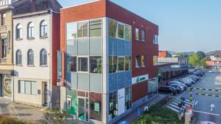 Een multifunctioneel handels-/kantoorpand (gelijkvloers + eerste verdieping / 197m²+ kelder 9m²), heden ingericht als bankkantoor. In perfecte...