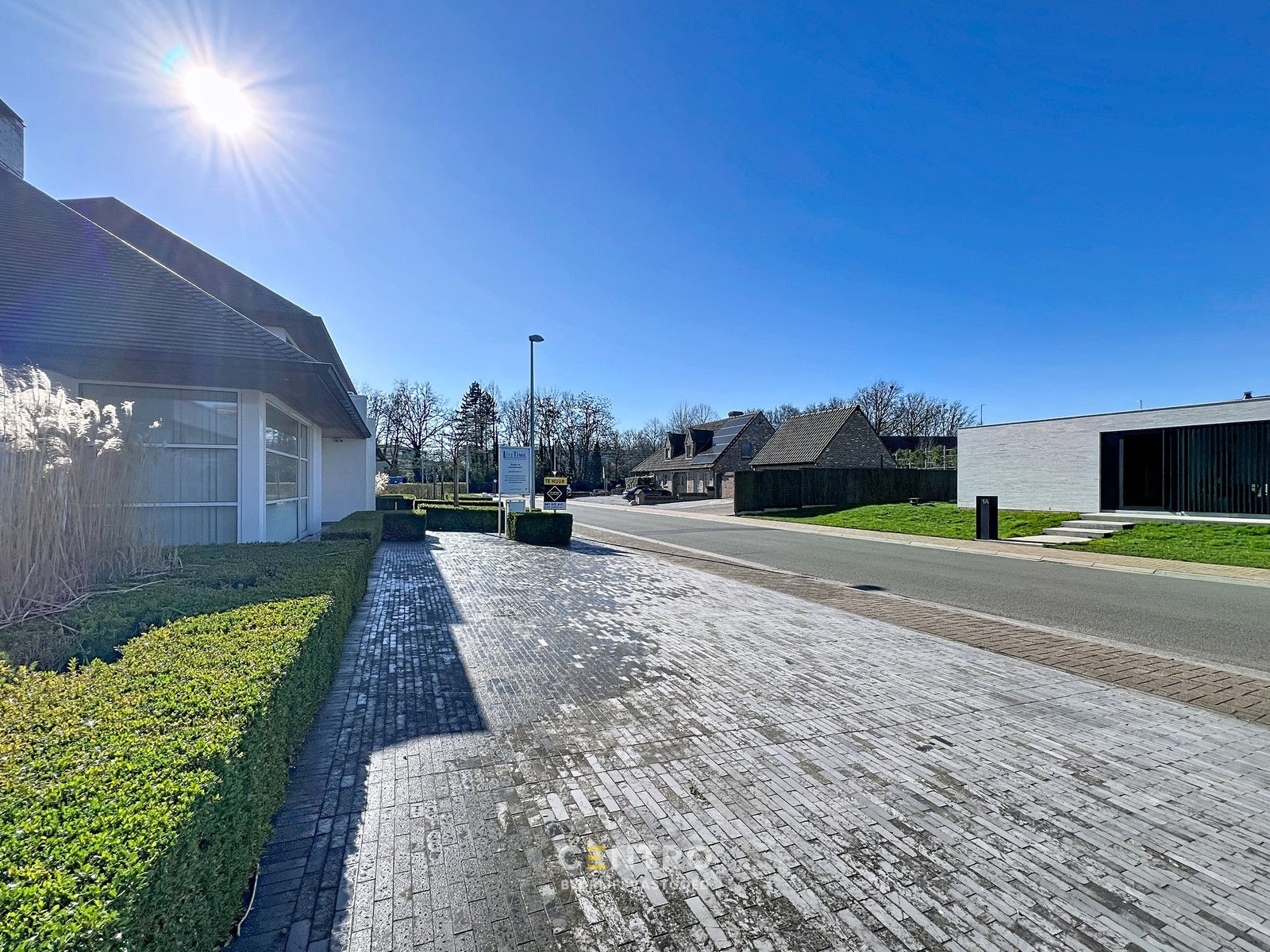 Instapklare, gemeubileerde KANTOORRUIMTE TE HUUR met 5 private parkeerplaatsen voor de deur. Op strategische ligging te Roeselare! - foto 5