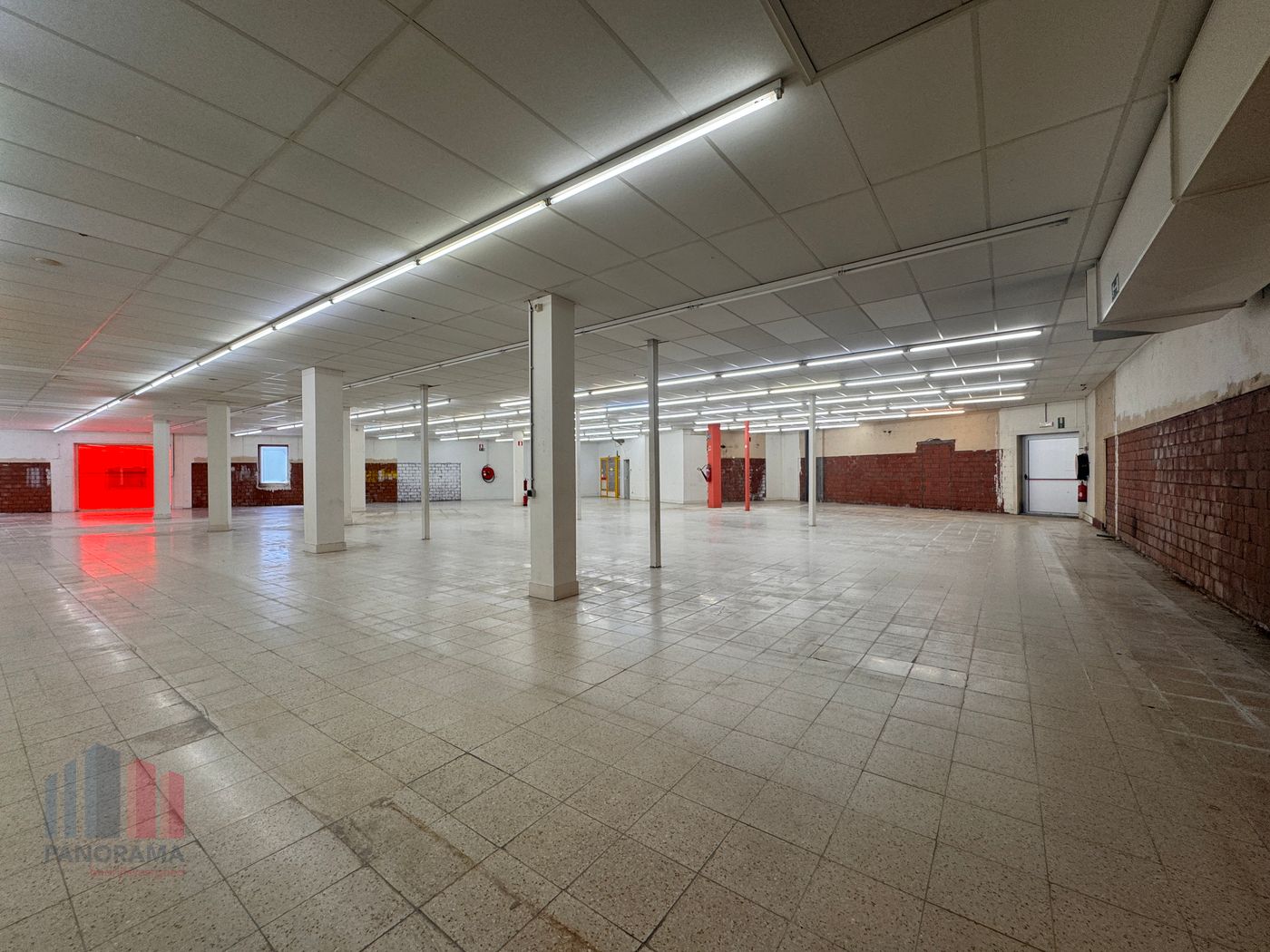 Centraal gelegen handelspand van +/- 865 m² te huur in Torhout - foto 3