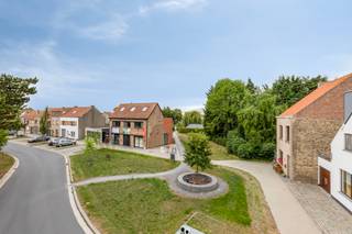 <p>Op een strategische commerciële ligging in Snaaskerke, vlak bij Gistel, bevindt zich dit volledig vernieuwde en energiezuinige handelspand. Het pand geniet van een prominente zichtlocatie langs een drukke doorgangsweg, met een sterke dagelijkse passage en een vlotte verbinding richting Gistel, Oostende en de omliggende gemeenten. Een ligging die zorgt voor uitstekende visibiliteit, bereikbaarheid en commerciële uitstraling.</p><p>Het geheel omvat twee polyvalente handelsruimtes, waarvan één momenteel wordt uitgebaat als buurtwinkel (ca. 205 m² – EPC-label A). Dankzij hun flexibele indeling zijn de ruimtes geschikt voor uiteenlopende activiteiten zoals detailhandel, kantoor, vrij beroep of dienstverlening. De voorziene keukeninfrastructuur creëert bovendien mogelijkheden voor horeca en andere commerciële concepten.</p><p>Beide handelsruimtes zijn uitgerust met airconditioning en zonnepanelen. Daarnaast is er een afzonderlijke garage, ideaal als extra stockage of praktische ondersteuning van de handelsactiviteit.</p><p>Voor ondernemers die belang hechten aan zichtbaarheid en bereikbaarheid, vormt vooral de ligging een absolute troef: langs een drukke verbindingsas in Snaaskerke, op korte afstand van Gistel en met vlotte aansluiting naar de ruimere regio.</p>