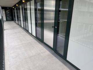 Nieuwbouwappartement gelegen in Residentie Groene Poort op supercentrale ligging in Antwerpen. Het project is opgericht rond een gemeenschappelijke binnnentuin en gelegen aan het nieuwe Vette Ossenplein. Het appartement beantwoordt aan alle recente woonvereisten en geniet een hoogwaardige afwerking.<br /><br />Indeling van het appartement: <br />Via de inkomhal betreed je het appartement. In de inkomhal bevindt zich een afzonderlijk toilet met handenwasser.  Leefruimte met open ingerichte keuken voorzien van eiland met spoeltafel, kasten, voorzien van toestellen. Slaapkamer 1 op tegels. Slaapkamer 2 op tegels. Badkamer voorzien van dubbbele wastafel en inloopdouche. Berging met aansluitingen. Terras.<br /><br />Parking 13: € 125 per maand.<br />Algemene onkosten: € 150 per maand. <br /><br />Individuele nutsvoorzieningen. Verwarming met warmtepomp. <br /><br /><br /> 