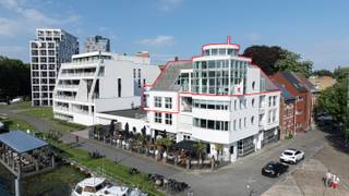 Uniek wonen aan het water! Deze prachtige penthouse met waanzinnig uitzicht en maar liefst 5 terrassen ligt in het mooiste stuk van Turnhout pal...