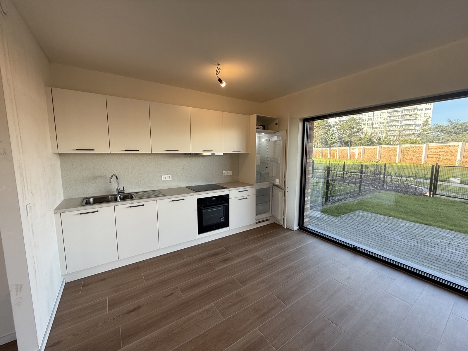 Gelijkvloers 2 slaapkamer appartement met tuin - foto 5