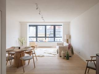 <strong>Centrum Gent – Luxueus en lichtrijk 2-slaapkamerappartement met EPC A-score</strong><br /><br />Dit <strong>volledig gerenoveerde</strong> appartement van <strong>ca. 100 m² </strong>bevindt zich op de <strong>vierde verdiepin</strong>g van een <strong>kleinschalige residentie </strong>in het hart van Gent, <strong>tussen de Vlaanderenstraat en de Kuiperskaai</strong>. Dankzij deze centrale ligging geniet u van een <strong>uitstekende bereikbaarheid</strong> nabij Gent Zuid, de Kouter en het historische stadscentrum.<br /><br />Het appartement maakt deel uit van een <strong>kwalitatief renovatieproject</strong> met slechts vijf entiteiten. De beperkte schaal van het gebouw zorgt voor extra privacy, een <strong>eenvoudig beheer en lage gemeenschappelijke kosten.</strong><br /><br />De <strong>renovatie werd in 2026 uitgevoerd </strong>met oog voor energie-efficiëntie, onder meer dankzij <strong>privatieve zonnepanelen</strong>, en hoogwaardige materialen zoals parketvloeren, stalen binnendeuren en blokdeuren. Het resultaat is een instapklaar appartement met een tijdloze afwerking, een <strong>EPC A-score van 55 kWh/m² </strong><br /><br />Met <strong>ca. 100 m² bruikbare vloeroppervlakte</strong> bied het appartement een aangename woonbeleving in het hart van de stad. De lichtrijke leefruimte, twee volwaardige slaapkamers en stijlvolle keuken en badkamer zorgen voor een praktisch ontwerp met oog voor esthetiek en comfort. <br /><br /><strong>Dankzij het EPC-label A, de privatieve zonnepanelen, de aanwezigheid van een lift en de lage gemeenschappelijke kosten vormt dit appartement een bijzonder energiezuinige en zorgeloze woonopportuniteit op een toplocatie in Gent.</strong><br /><em>(opmaak aandeel kosten opmeting en basisakte ten laste van de koper)</em>