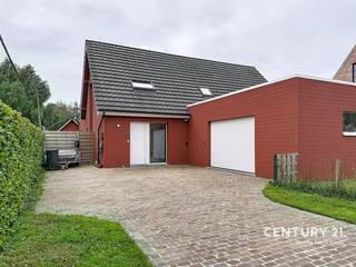 Op een boogscheut van het historische Damme en slechts 6 km van Brugge bevindt zich deze Scandinavisch geïnspireerde passiefbouwvilla (2023). Met een royale bewoonbare oppervlakte van 280 m² combineert deze jonge architecturale parel high-end duurzaamheid met een ongeëvenaard warme, serene woonbeleving. De opvallende gevel in Thermowood — afgewerkt met authentieke Zweedse Falu Rød-verf — verraadt meteen het unieke karakter van deze ecologische droomwoning.<br />De tuin: Een privé-ecosysteem vol rust.<br />Het buitengebeuren is ontworpen als een verlengstuk van de natuur, met maximale aandacht voor biodiversiteit:<br />Zuidgerichte oriëntatie: Zowel de tuin als het terras baden de hele dag in de zon.<br />Natuurlijke zwemvijver: Een kristalheldere oase van rust die naadloos opgaat in het landschap.<br />Charmant bijgebouw: Een houten tuinhuis ingericht als gezellige tuinkamer, inclusief een handige bergzolder van 24 m².Groen & Duurzaam: Rijke fruitbomen in de voor- en achtertuin én een slim geïntegreerde wadi in de voortuin.<br />Indeling van de villa:<br />Een lichte, rustgevende inkomhal met gastentoilet en een eerste praktische berging. Volledig woonprogramma: Een volwaardige gelijkvloerse slaapkamer en een aangrenzende badkamer met douche — perfect voor gasten of levensloopbestendig wonen.<br />Een zonovergoten leefruimte dankzij monumentale glaspartijen die het zicht op de zwemvijver naar binnen trekken. De open maatwerkkeuken met hoogwaardige Bosch-toestellen vormt het kloppend hart van het huis, geflankeerd door een tweede berging.<br />Een dubbele inpandige garage, een aparte werkplaats en een droge kelderruimte onder de garage.<br />Drie volwaardige, lichte slaapkamers en een comfortabele badkamer met ligbad.<br />Polyvalente hobbykamer: Een indrukwekkende ruimte die indien gewenst eenvoudig kan worden opgedeeld in twee extra slaapkamers. Een aparte technische ruimte en een grote bergzolder van 50 m² met tal van uitbreidingsmogelijkheden.<br />Toekomstgericht DNA: Absolute technologische top (E-peil -21)Deze villa is volledig klaar voor de toekomst en blinkt uit in een extreem laag energieverbruik en een superieur binnenklimaat. Comfortabele vloerverwarming én vloerkoeling op élke verdieping dankzij betonkernactivering en een geavanceerde warmtepomp. Ventilatiesysteem D met een efficiënte warmtewisselaar. Maar liefst 42 Sunpower-zonnepanelen gekoppeld aan een 10 kWh thuisbatterij en een Huawei-laadpaal voor elektrische wagens. Twee regenwaterputten met een totale capaciteit van 20.000 liter. Automatische zonwerende screens die oververhitting op hete zomerdagen voorkomen. Goed om te weten: Alle uitgevoerde technieken en bouwwerken zijn nauwkeurig en transparant gedocumenteerd. Kortom: een zeldzame opportuniteit voor wie zoekt naar de ultieme synergie tussen high-end ecologisch bouwen, ruimte en een idyllische ligging nabij de stad.