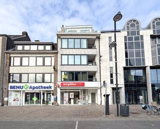 Dit mooi appartement ligt in het centrum van Beveren met verschillende winkels op wandelafstand.<br /><br />Het is gelegen op de 1ste verdieping en is makkelijk te bereiken via de lift. Het appartement werd bovendien met zeer mooie materialen afgewerkt.<br /><br />Indeling: inkomhal met apart gastentoilet, leefruimte met zicht op de markt en gezellige gashaard, open ingerichte keuken met apparaten, berging, 2 slaapkamers, ingerichte badkamer met inloopdouche en lavabomeubel, terras voor- en achteraan met bergkast, C.V. op aardgas, kelderberging.<br /><br />Vrij vanaf 15/04 of 01/05<br />A.O: 55 € / maand<br />Interesse? Contacteer ons gerust voor meer info of een bezoek!