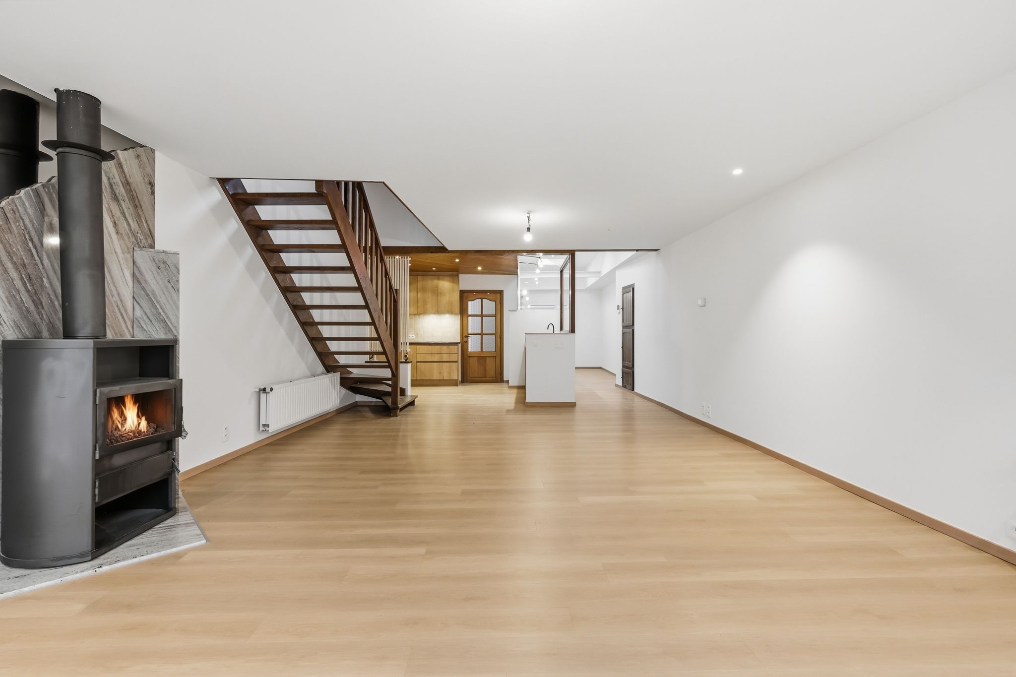 Lichtrijk duplex appartement met 2 slaapkamers en ruim terras (35m2) in hartje Poperinge. - foto 4