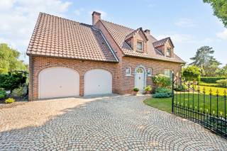 Welkom in deze instapklare en uitstekend onderhouden gezinswoning op een prachtig groen perceel van 908m², gelegen in een rustige en residentiële straat in Genk. Dankzij de volledig omheinde tuin met elektrische toegangspoort geniet u hier van maximale privacy en veiligheid, ideaal voor gezinnen met kinderen of huisdieren.<br /><br />Met een benutbare oppervlakte van 246m²(Bron EPC) biedt deze woning een zee aan ruimte en licht. De lichtrijke leefruimtes, dankzij vele raampartijen, zorgen voor een warme en uitnodigende sfeer waarin het elke dag aangenaam thuiskomen is.<br /><br />De woning beschikt over vier ruime slaapkamers, perfect afgestemd op het comfort van een modern gezin. Bovendien is de woning volledig onderkelderd, wat tal van extra mogelijkheden biedt zoals opslag, hobbyruimte, kantoor of fitness.<br /><br />Buiten wordt u ondergedompeld in rust en groen. De volwassen, mooi aangelegde tuin vormt een oase van sereniteit waar u in alle privacy kan ontspannen, spelen of genieten van gezellige momenten met familie en vrienden.<br /><br />Extra troef: ondanks de rustige en groene ligging bevindt alles zich binnen handbereik — scholen, winkels, openbaar vervoer en vlotte verbindingswegen zijn snel bereikbaar.<br /><br />Troeven op een rij:<br />* Rustige en groene ligging<br />* Energiezuinig EPC B<br />* Zonnepanelen<br />* warmtepomp<br />* Perceel van 908m², volledig omheind<br />* Elektrische toegangspoort<br />* 246 m² benutbare oppervlakte (bron EPC)<br />* 4 volwaardige slaapkamers<br />* Lichtrijke leefruimtes<br />* Volledig onderkelderd (116m²)<br />* Dubbele inpandige garage<br /><br />Zeer goed onderhouden en instapklaar.<br />Deze woning combineert ruimte, licht, privacy en een uitstekende ligging tot een ideaal geheel voor wie op zoek is naar een comfortabele gezinswoning in Genk.