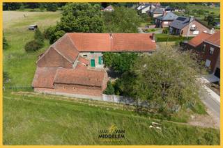 Immo Van Middelem vous propose cette ferme à rénover entièrement, implantée sur une superficie d’environ +/-74a55a (7.455 m²), dans le cadre rural...