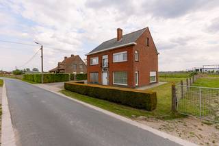Ruime woning met weiland op toplocatie – totaal perceel van 3.680 m²De woning is gelegen in de Leenstraat 7 te Torhout, in een groene en landelijke...