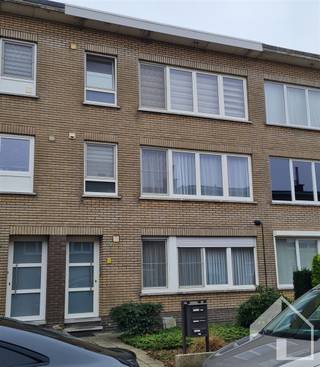 <p>BORSBEEK nabij centrum: opbrengsteigendom bestaande uit 3 appartementen met 2 slaapkamers. Elk appartement heeft inkom, woonkamer, keuken, badkamer, 2 slaapkamers, terras (gelijkvloers heeft een tuin) De 3 appartementen zijn momenteel verhuurd. epc's: glvl C 266 kWh/(m²/jaar), 1e Verd B 151 kWh/(m²/jaar), 2e Verd C kWh/(m²/jaar). Huuropbrengst €2.200 per maand. Bezichtiging enkel op afspraak.</p>