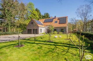 Villa located in Brasschaat including very spacious living space, open equipped kitchen, 3 to 5 bedrooms, 2 bathrooms, double indoor garage and...