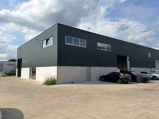Nieuwbouw KMO-unit van 262 m² te huur in Lede vlak naast de Wichelsesteenweg. De unit van 262m² beschikt over een vrije hoogte van 6 meter, 2 parkeerplaatsen, sectionaalpoort en polybetonvloer. Mogelijkheid om aanliggende KMO unit van 239 m² met mezzanine van 72 m² bij te huren.<br />Beschikbaar vanaf 15/11/2026.<br /><br />Bij interesse, contacteer Structura.biz voor een bezoek ter plaatse.