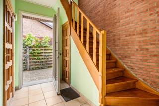 <p><span>Instapklare halfopen bebouwing met drie volwaardige slaapkamers, uitbreiding mogelijk mits plaatsen van een vaste trap naar de zolderverdieping, en een aangename tuin met vrijstaande garage, terras en tuinhuis.</span></p><p><span>Gelegen op de grens van Kapellen en Ekeren, nabij de belangrijkste verbindingswegen naar Antwerpen en Nederland, niet ver van de fietsostrade en met een vlotte bereikbaarheid van winkels, scholen en openbaar vervoer, kunnen we hier echt wel spreken van een gunstige locatie. </span></p><p><span>We betreden de woning langs de inkomhal met apart toilet en bergkast (met voorzieningen wasmachine en droogkast). Vervolgens betreden we de ruime en lichtrijke leefruimte, welke meer dan voldoende plaats biedt voor een gezellige zithoek en een eetplaats. Zelfs een thuiskantoor kan hier nog een plaats krijgen. De aanwezige haard (hout) is een garantie op gezelligheid tijdens koude (winter)avonden. </span></p><p><span>Via de leefruimte krijgen we verder ook toegang tot de keuken en de ruime veranda, welke een zeer leuke uitbreiding vormt van de leefruimte. Deze veranda biedt thans reeds plaats aan een ontbijthoek, doch ook een tweede zithoek kan hier zeker nog een plaats krijgen. De keuken beschikt dan weer over voldoende kast- en werkbladruimte en is verder uitgerust als volgt: kookplaat, dampkap, spoelbak, vaatwasser, oven, koelkast en diepvriezer.  </span></p><p><span>Op de eerste verdieping vinden we drie (3) slaapkamers, respectievelijk  16,60m²,  12,60m² en  10,30m² groot, en een badkamer (met douche, hoekbad, lavabomeubel en toilet).</span></p><p><span>De zolderverdieping biedt U, mits het plaatsen van een vaste trap, nog heel wat mogelijkheden. Twee slaapkamers en een extra badkamer, grote speelkamer, kantoorruimte, ... De keuze is aan U!</span></p><p><span>Verder bieden de oprit, de voortuin en de garage ook voldoende parkeergelegenheid op eigen terrein. De garage werd trouwens al uitgerust met een sectionale poort (geautomatiseerd).</span></p><p><span>Een aangename tuin met terras en tuinhuis is evenzeer aanwezig.  </span></p><p><span>Is uw interesse gewekt? Wel, dan hoor ik graag van U! </span></p>