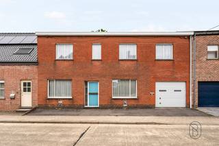 Bent u op zoek naar een ruime woning met tal van mogelijkheden? Dan is deze uitzonderlijke eigendom in Deerlijk zeker een bezoek waard!Gelegen op een perceel van 698 m² en met een bewoonbare oppervlakte van maar liefst 226 m², biedt deze woning alle ruimte voor grote gezinnen, co-housing, een kangoeroewoning of een combinatie van wonen en werken. Dankzij de 9 volwaardige slaapkamers zijn de mogelijkheden eindeloos.Buiten geniet u van een ruime, zonnige tuin waar u in alle rust kunt ontspannen. Bovendien beschikt de eigendom over 2 garages en een grote loods, ideaal als opslagruimte, atelier, hobbyruimte of voor een zelfstandige activiteit.De ligging is een absolute troef. De woning bevindt zich op een vlot bereikbare locatie in Deerlijk, vlakbij de autosnelweg, waardoor u snel verbinding hebt met omliggende steden. Ook winkels, scholen en openbaar vervoer bevinden zich in de nabije omgeving.Troeven:• 226 m² bewoonbare oppervlakte• 9 slaapkamers• Perceel van 698 m²• Ruime, zonnige tuin• 2 garages en grote loods• Uitstekende bereikbaarheid• Ideaal voor gezinnen, zelfstandigen of investeerdersInteresse? Contacteer Arne via arne@immobeguin.be voor meer informatie of een bezoek.