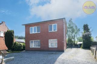 Deze woning, rustig gelegen in Balen-Hulsen op een perceel van 7a32ca, biedt een solide basis om er iets unieks van te maken. Het huis heeft een lichtrijke leefruimte met grote ramen, een keuken met bijkeuken en kelder, een apart toilet en wasruimte.<br /><br />Op de eerste verdieping liggen drie ruime slaapkamers die volop mogelijkheden bieden om ze naar eigen wens in te richten. Daarnaast is er een badkamer en een dressingruimte, met mogelijkheid om de badkamer verder uit te breiden. De zolder biedt extra opslag of creatieve mogelijkheden.<br /><br />De woning vraagt om renovatie, maar geeft daarmee de kans om elke ruimte volledig naar eigen wens in te richten.<br /><br />De groene tuin nodigt uit tot rust en ontspanning, en de ligging combineert het voordeel van een rustige straat met de nabijheid van voorzieningen.<br /><br /><strong>Extra troeven van deze woning:</strong>
<ul>
	<li>Ruime, lichtrijke slaapkamers</li>
	<li>Solide structuur met veel renovatiemogelijkheden</li>
	<li>Bovenverdieping reeds voorzien van vernieuwde PVC-ramen</li>
	<li>Zolder en kelder voor extra opslag</li>
	<li>Rustige ligging met een grote tuin, dicht bij scholen en winkels</li>
</ul>
<br />Benieuwd of dit jouw plek kan worden?<br />We nemen graag de tijd om je deze woning ter plaatse te laten ontdekken.<br />📞 014 84 83 69<br />✉️ info@sublimmo.be<br /> 