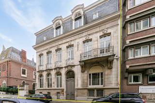 Statig gebouw op residentiële locatie nabij Albertpark<br /><br />Voormalig herenhuis uit 1900 in Neorégencestijl met een monumentale façade is afgewerkt met mansardedak en witte natuursteen en herbergt momenteel royale kantoorruimtes. E<span>en golvend balkon met consoles en sierlijke smeedijzeren borstwering sieren de gevel.</span><br /><br />Dubbele houten deur geeft toegang tot het eigendom. Een centrale trapzaal met prachtige lichtinval via de lichtkoepel verbindt de verscheidene vertrekken. Het originele schrijnwerk in combinatie met parketvloeren en hoge plafonds geven authenticiteit en eigenheid. Twee ruime aaneensluitende kamers worden verbonden door een majestueuze openslaande deur met glazen invulling, voorzien van ijzeren smeedwerk en ingebouwde opberging. Grote raampartijen in de achterkamer bieden zicht op volgroeide bomen en toegang tot de buitenruimte. <br />Vervolgens leidt de trap naar de verdiepingen die telkens onderverdeeld zijn in verschillende kantoren en voorzien van sanitair. Authentieke elementen werden behouden. <br /><br />Het gebouw is tevens volledig onderkelderd. <br /><br />Er bevinden zich ruime parkeerfaciliteiten op het terrein. Het perceel is afgesloten door middel van een smeedijzeren inrijpoort met natuurstenen pijlers. <br /><br />Het gebouw is gelegen nabij verscheidene invalswegen met goede ontsluiting van en naar de stad met de wagen en openbaar vervoer.