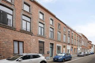 <strong>Instapklare en ruime woning. Achter deze authentieke gevel schuilt een volledige NIEUWBOUW uit 2008 met 3 ruime slaapkamers en aangename zuid gerichte tuin. EPC-label B. Deze charmante woning combineert een authentieke uitstraling met een ruime en praktische indeling.</strong><br /><br />Op het gelijkvloers beschikt de woning over een woonkamer, eetkamer, keuken en berging/wasplaats.<br /><br />De eerste verdieping omvat een nachthal, technische ruimte, slaapkamer, apart toilet en ruime badkamer met zowel ligbad als inloopdouche.<br /><br />Op de tweede verdieping bevinden zich nog twee slaapkamers waarvan één met leuke mezzanine.<br /><br />Daarnaast beschikt de woning over een zeer aangename zuid gerichte tuin met ruim terras, ideaal om in alle rust van het buitenleven te genieten.<br /><br />De woning geniet bovendien van een uitstekende verkeerstechnische ligging, met een vlotte verbinding naar de E40. Winkels, scholen, het station, openbaar vervoer en restaurants bevinden zich eveneens in de nabije omgeving.