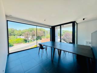 <p>Bent u op zoek naar een stijlvolle en instapklare kantoorruimte of werkomgeving op een vlot bereikbare locatie in Maldegem? Dan is deze moderne kantoorunit in een recent gebouw precies wat u zoekt.</p>
<p>De ruimte beschikt over een <strong>grote gemeenschappelijke werkruimte</strong>, aangevuld met <strong>twee afzonderlijke bureaus/ontvangstruimtes</strong>, ideaal voor het ontvangen van klanten, individuele consultaties of als aparte werkplek. Verder zijn er een <strong>uitgeruste keuken</strong>, een <strong>inkomhall</strong>, een <strong>apart toilet</strong> en een <strong>badkamer</strong>, waardoor alle comfort aanwezig is voor een professionele werkomgeving.</p>
<p>Dankzij de <strong>uitstekende ligging</strong> en <strong>optimale visibiliteit</strong> geniet uw onderneming van een sterke commerciële uitstraling. Bovendien is het gebouw uitgerust met een <strong>lift</strong>, wat de toegankelijkheid voor zowel u als uw klanten ten goede komt.</p>
<p><strong>Troeven</strong></p>
<ul>
<li>Moderne kantoorruimte in een recent gebouw</li>
<li>Grote gemeenschappelijke werkruimte</li>
<li>Twee aparte bureaus/ontvangstruimtes</li>
<li>Keuken, badkamer, apart toilet en inkomhall</li>
<li>Lift aanwezig</li>
<li>1 private staanplaats inbegrepen</li>
<li>Ruime parkeermogelijkheden voor klanten</li>
<li>Uitstekende ligging met maximale visibiliteit</li>
</ul>
<p><strong>Huurprijs:</strong> € 1.050,00/maand (excl. 21% btw).</p>
<p>De kantoorruimte wordt verhuurd via een <strong>terbeschikkingstelling</strong>, waarbij een aantal diensten worden aangeboden. Het dienstenpakket omvat onder meer water en energie, internet, gemeenschappelijke kosten, poetsdienst en parking voor cliënteel. De geraamde kostprijs van dit pakket bedraagt <strong>€ 450,00 per maand (excl. 21% btw)</strong>.</p>
<p>Interesse in deze representatieve kantoorruimte? Neem gerust contact op voor meer informatie of een bezoek ter plaatse via info@bonnevastgoed.be of 050/73.73.73.</p>