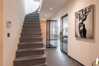 <h1><span>Waar kwaliteit, rust en comfort elkaar ontmoeten</span></h1>
<p><span>In een rustige, groene straat van het charmante </span><strong><span>Meersel-Dreef</span></strong><span>, op slechts enkele minuten van de Nederlandse grens, bevindt zich deze uitzonderlijk verzorgde gezinswoning. Een woning waar kwaliteit, ruimte en een tijdloze afwerking hand in hand gaan en waar u vanaf het eerste moment een gevoel van thuiskomen ervaart.</span></p>
<p><span>Met een bewoonbare oppervlakte van </span><strong><span>268 m²</span></strong><span>, gelegen op een perceel van </span><strong><span>299 m²</span></strong><span>, biedt deze eigendom alle ruimte voor comfortabel wonen. De woning beschikt over </span><strong><span>vier slaapkamers</span></strong><span> en </span><strong><span>twee badkamers</span></strong><span>, waardoor ze goed aansluiten bij de wensen van een gezin of iedereen die op zoek is naar extra leefruimte.</span></p>
<p><span>Wat deze woning werkelijk onderscheidt, is haar onberispelijke staat van onderhoud. Elk detail werd met zorg afgewerkt en gekozen met het oog op duurzaamheid en kwaliteit. Dankzij de duurzame materialen en de tijdloze uitstraling geniet u van een woning die volledig instapklaar is. Hier hoeft u enkel nog uw meubels te plaatsen en te genieten van alles wat deze prachtige thuis te bieden heeft.</span></p>
<p><span>Ook de ligging is een absolute troef. Meersel-Dreef staat bekend om zijn landelijke charme, groene omgeving en gemoedelijke dorpssfeer. Hier woont u in alle rust, terwijl winkels, scholen, recreatie en de Nederlandse grens zich op korte afstand bevinden. Deze unieke combinatie van natuur, bereikbaarheid en wooncomfort maakt van deze locatie een bijzonder gegeerde woonomgeving.</span></p>
<p><span>Deze eigendom is veel meer dan een woning. Het is een thuis waar gezinnen samenkomen, waar herinneringen worden gemaakt en waar elke dag begint in alle rust en eindigt in het comfort van een afgewerkt interieur.</span></p>
<p><span>Bent u op zoek naar een instapklare gezinswoning met vier slaapkamers, twee badkamers, een duurzame afwerking en een uitstekende ligging? Dan nodigen wij u graag uit om deze unieke eigendom zelf te ontdekken.</span></p>
<p><strong><span>Uw nieuwe thuis wacht op u in Meersel-Dreef.</span></strong></p>