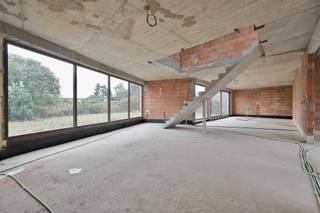 <p><span>Op een mooi perceel van 932 m² bevindt zich deze ruime en eigentijdse casco-villa. De woning werd ontworpen met aandacht voor ruimte, licht en een aangename verbinding tussen de leefruimtes en de tuin. Dankzij de huidige cascofase krijgt u bovendien alle vrijheid om de verdere afwerking volledig af te stemmen op uw eigen smaak, stijl en woonwensen.</span></p><p><span>Op het gelijkvloers betreedt u de woning via de inkomhal met gastentoilet. Vervolgens komt u in de bijzonder ruime leefruimte met open keuken. De grote raampartijen zorgen voor veel natuurlijke lichtinval en creëren een mooie verbinding met de tuin. De open indeling biedt volop mogelijkheden voor de inrichting van een royale keuken, eetplaats en gezellige zithoek.</span></p><p><span>Aansluitend aan de keuken bevinden zich een praktische keukenberging en een afzonderlijke technische berging.</span></p><p><span>De eerste verdieping beschikt over een bureauruimte en vier slaapkamers. De ruime masterbedroom staat rechtstreeks in verbinding met de badkamer. Deze badkamer is daarnaast ook afzonderlijk bereikbaar vanuit de nachthal, waardoor ze praktisch toegankelijk is voor de overige slaapkamers. Verder bevindt zich op deze verdieping nog een afzonderlijk toilet.</span></p><p><span>De combinatie van vier slaapkamers en een aparte bureauruimte biedt heel wat mogelijkheden voor een gezin, thuiswerk of de inrichting van een hobbyruimte.</span></p><p><span>De woning bevindt zich in het groene en landelijke Tielt-Winge, met de bekende Vlooybergtoren als herkenbaar referentiepunt in de nabije omgeving. Hier geniet u van de rust en het karakter van het Hageland, terwijl winkels, scholen en andere dagelijkse voorzieningen vlot bereikbaar zijn.</span></p><p><span>Dankzij de goede verbindingswegen zijn onder meer Aarschot, Diest, Leuven en de omliggende gemeenten gemakkelijk bereikbaar. De nabijheid van de E314 zorgt bovendien voor een vlotte aansluiting richting onder andere Leuven en Hasselt.</span></p><p><span>De casco-uitvoering biedt de toekomstige eigenaar een unieke vrijheid om de woning volledig naar eigen inzicht en woonwensen verder af te werken. De keuze van keuken, badkamer, vloeren, verlichting, maatwerk en verdere interieurafwerking ligt nog volledig open, waardoor u vanaf de huidige basis een thuis kunt creëren die perfect aansluit bij uw persoonlijke stijl en manier van wonen.</span></p><p><span>Ook op energetisch vlak vormt deze woning een bijzonder sterke uitgangspositie. Volgens de voorbereidende EPB-berekening wordt een E-peil van E9 vooropgesteld. Dankzij de casco-uitvoering kunnen ook de verdere technieken nog gericht worden gekozen en geoptimaliseerd, waardoor de mogelijkheid bestaat om te evolueren naar een energieneutrale woning. Zo combineert deze woning maximale vrijheid in afwerking met de mogelijkheid om te kiezen voor bijzonder energiezuinig, duurzaam en toekomstgericht wooncomfort. Het uiteindelijke E-peil is afhankelijk van de definitieve technische keuzes en uitvoering.</span></p><p><span>Een mooie opportuniteit voor wie op zoek is naar een ruime, hedendaagse villa op een perceel van 932 m² en zijn toekomstige woning volledig naar eigen smaak en wensen wil afwerken. </span></p><p><span>Kom snel deze woning samen met ons ontdekken. Contacteer Dupont Vastgoed op 015 15 15 15 of info@dupont-vastgoed.be. </span></p>
