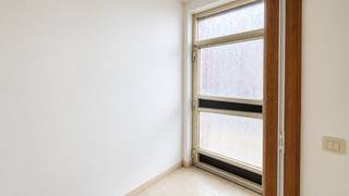 Deze instapklare woning is rustig gelegen in de Koornstraat, op korte afstand van het centrum van Roeselare. Winkels, scholen en openbaar vervoer bevinden zich in de nabije omgeving, met een vlotte verbinding naar de E403 en het station van Roeselare.<br /><br />Bij het binnenkomen komt u terecht in een aangename open leefruimte waar living en keuken mooi in elkaar overlopen. De praktische keuken beschikt over ingebouwde kasten, een gasvuur en een aansluitende berging.<br /><br />Op de verdieping bevinden zich drie volwaardige slaapkamers en een verzorgde badkamer met ruime inloopdouche en dubbele lavabo.<br /><br />Buiten geniet u van een onderhoudsvriendelijke tuin, ideaal om in alle rust te ontspannen.<br /><br />Troeven:<br />•⁠ ⁠3 volwaardige slaapkamers<br />•⁠ ⁠Open leefruimte met veel lichtinval<br />•⁠ ⁠Praktische keuken met berging<br />•⁠ ⁠Badkamer met inloopdouche<br />•⁠ ⁠Onderhoudsvriendelijke tuin<br />•⁠ ⁠Rustige ligging nabij centrum<br />•⁠ ⁠Vlotte verbinding naar E403<br /><br />STARTPRIJS: €199.000<br /><br />Voor meer informatie of een bezoek, contacteer Eva via eva@vicusvastgoed.be of op het nummer 0475 69 38 22.