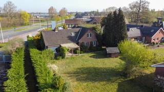 <p>In het landelijke Kruisem, omringd door uitgestrekte velden en rustige <strong>vergezichten</strong>, bevindt zich deze te renoveren open bebouwing op een uitzonderlijk perceel van maar liefst <strong>5.643 m²</strong>. De woning geniet van een <strong>zuidgerichte </strong>tuin en biedt een unieke combinatie van ruimte, privacy en potentieel. Dankzij de ligging in agrarisch gebied geniet u hier van absolute rust, terwijl verbindingswegen naar omliggende gemeenten vlot bereikbaar blijven.</p>

<p><strong>Over de woning</strong><br />Deze te renoveren woning beschikt over een bewoonbare oppervlakte van ca. 225 m² (indicatief volgens EPC) en biedt tal van mogelijkheden voor wie zijn eigen woonproject wil realiseren. Met de mogelijkheid tot sloop en heropbouw vormt dit perceel een uitstekende opportuniteit voor zowel renovatie als nieuwbouw. De aanwezige loods van 141 m² en de ruime tuin met vijver zorgen voor extra functionaliteit en charme.</p>

<p><strong>Indeling</strong></p>

<ul><li>Gelijkvloers: inkomhal, lichtrijke leefruimte, keuken, 3 slaapkamers, badkamer en extra keukenruimte.</li><li>Verdieping: 2 slaapkamers en een ruime zolder die na afwerking perfect kan dienen als berging of extra kamer.</li><li>Kelder en inpandige ondergrondse garage aanwezig.</li><li>Buiten: zuidgerichte tuin met vijver, loods (141 m²) en een aparte inrit die doorloopt tot midden op het perceel.</li></ul>

<p><strong>Kenmerken &amp;amp; troeven</strong></p>

<ul><li>Perceel van 5.643 m² in agrarisch gebied</li><li>Mogelijkheid tot 5 slaapkamers</li><li>Sloop en heropbouw mogelijk</li><li>Zuidgerichte tuin met vijver</li><li>Loods van 141 m² ideaal voor opslag of hobby</li><li>Aparte inrit met toegang tot het perceel</li></ul>

<p>Een unieke kans voor wie ruimte, rust en potentieel zoekt op een toplocatie in de Vlaamse Ardennen.</p>