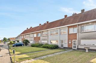Volledig GERENOVEERDE rijwoning met zonnige tuin in het centrum van Menen. Hoogwaardige afwerking en instapklaar comfort. Indeling: inkomhal met...