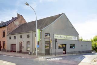 VALIMMAS verkoopt deze commercieel goed gelegen handelswoning met garage, terras, mooie tuin....
Thans gekend "Eethuis Snacksken" te Asse.
Het handelsgelijkvloers bestaat uit een inkomhal, verbruikszaal 1 met bar (± 52m²), terras opzij (± 8m²), verbruikszaal 2 (± 49m²), keuken 1 (± 21m²) en keuken 2 (± 19m²), een koelcel (± 6m²), sanitair dames en heren, een bureel (± 20m²), een garage/opslagplaats (± 36m²), en het terras achteraan (± 30m²) met zicht op de mooie tuin.
De bovenverdieping bestaat uit een aantal nog niet ingerichte/afgewerkte zolderkamers.
Er is tevens een kelder beschikbaar.
CV aardgas – 2 ketels/circuits + warmtepomp lucht/lucht – airco.
Inclusief de thans aanwezige inboedel en (keuken)uitrusting.
Mogelijkheid tot huren van 4 parkeerplaatsen aan de Rampelberg (nog te bespreken).
Uitstekende commerciële ligging op uitvalsweg Asse-Ternat, op de hoek Nieuwstraat/Witteramsdal = goede zichtbaarheid !
Prima Mobiscore = 8,8/10.