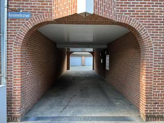 De snelste manier om een bezoek te brengen aan deze garagebox? Vraag je bezoek aan via de rode knop op onze website (www.dewaele.com) en je wordt gecontacteerd door één van onze verhuurexperten. <br /><br />Afgesloten garagebox in het centrum van Roeselare.<br /><br />Specifieke kenmerken<br />- Afgesloten garage<br />- zeer centrale ligging nabij het stadscentrum.<br /><br />Ben jij geïnteresseerd in deze garagebox te huur in Roeselare? Aarzel dan niet ons te contacteren.