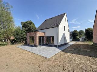 Découvrez cette belle propriété dans le pittoresque Deftinge, une occasion unique de posséder la maison de vos rêves. Cette charmante propriété...