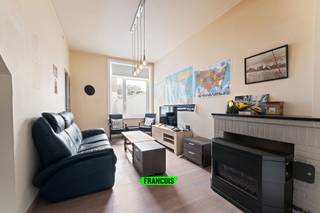 Dit ruime éénslaapkamerappartement is gelegen in het Westerkwartier te Oostende. Er zijn talrijke buurtwinkels in de omgeving en u bereikt het centrum in een mum van tijd. Het betreft hier een appartement op de eerste verdieping van een kleinschalige residentie. <br /><br />Het appartement beschikt over een ruime leefkamer met aansluitend een eethoek en keuken. <br /><br />Verder beschikt u hier over één zeer ruime slaapkamer. In de badkamer is er zowel een ligbad als douche aanwezig. <br /><br />U beschikt daarenboven over een appartement die de gehele achterzijde van het appartement omvangt, waardoor er tal van ruimte is om van de buitenlucht te genieten. <br /><br />Dankzij de ligging, grootte en indeling betreft het een uitermate interessante investering aan de kust. <br /><br />Aarzel niet en neem contact op voor meer info of een afspraak! <br /><br />