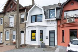 VALIMMAS verkoopt deze mooi en rustig gelegen rijwoning met tuin en uitzicht op de Dender...
Het gelijkvloers bestaat uit een inkomhal, een living, een ingerichte keuken, een badkamer en een wasplaats.
De verdieping herbergt een overloop en twee slaapkamers.
De zolderruimte is bereikbaar via een luik met schuiftrap.
Er is tevens een kelder beschikbaar.
Achteraan bevindt zich een ommuurd terras met toegang naar de tuin.
Dit betreft een eenvoudige, maar degelijke en gezellige rijwoning met het nodige basiscomfort. Ideaal als starterswoning voor jong gezin of alleenstaande.
Mooi en rustig gelegen langsheen het jaagpad aan de Dender, op de grens Affligem en Denderleeuw, en op 1 km van station Denderleeuw. Mobiscore 8/10.
Makkelijke en mooie fietsverbinding langs de Dender naar Aalst, Erembodegem, Ninove en zelfs Geraardsbergen.