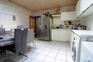 Mits wat aanpassingen maak je hier de mooiste woning in de buurt !<br />Suggesties : venster tussen living en keuken uithalen, schuifraam naar de koer, nieuwe keuken.<br />Slpk 1e achteraan veranderen in badkamer, trap naar zolder en deze inrichten naar 1-2 slpk. CV, momenteel enkel op glv, doortrekken naar alle verdiepingen.<br />Er is reeds dubbel glas en vernieuwde electro.<br />Vooraan aangenaam zicht op het speelpleintje. Alle scholen en supermarkten in de directe omgeving. <br />Ook volop geschikt voor de studerende jeugd. EPC is 371 of D : GEEN RENOVATIEPLICHT (maar je zal wél willen renoveren...)