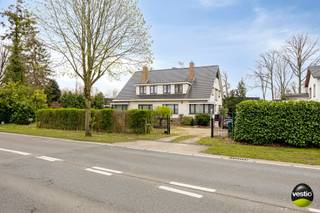 Deze te renoveren gezinswoning met drie slaapkamers is gelegen aan de Genkersteenweg, vlak bij het rondpunt met de Heidestraat. Winkels, scholen...