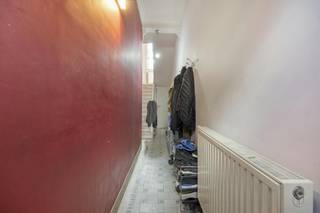 Ben je op zoek naar een ruime, instapklare woning op een absolute toplocatie? Ontdek deze verrassend ruime huis in de Hendrik Drapsstraat 30 te Strombeek-Bever. <br /><br />Dit huis biedt de perfecte balans tussen comfortabel wonen en het gemak van een centrale ligging waar je alles binnen handbereik hebt.<br /><br />Achter de charmante gevel schuilt een ruime familiewoning met een uiterst praktische indeling:<br />- Ruime en lichte leefruimte loopt met inbouwkasten en bureau<br />- Mooi ingerichte open keuken met ontbijthoek en toegang tot de zonnige tuin<br />- Stijlvolle badkamer voorzien van een strakke inloopdouche<br />- Apart toilet<br />- Toegang tot de kelder met aansluiting voor wasmachine en droogkast<br />- Op de verdiepingen (eerste verdieping + zolder) biedt de woning maar liefst 3 volwaardige slaapkamers waarvan één met aparte dressing.<br /><br />De absolute troef van dit pand is de fantastische locatie. Je woont hier pal in het bruisende centrum van Strombeek-Bever. Zin in een gezellig avondje uit of culturele ontspanning? Het lokale cultureel centrum, bekend om zijn vele en boeiende activiteiten, ligt om de hoek. <br /><br />Ook alle essentiële voorzieningen zoals scholen, lokale handelaars en horeca bevinden zich op wandelafstand, wat deze woning tot de ideale uitvalsbasis maakt.<br /><br />Mobiliteit is hier een zekerheid. Je geniet van een vlotte verbinding dankzij de directe nabijheid van belangrijke invalswegen. Laat je de wagen liever thuis? Het openbaar vervoer bevindt zich nagenoeg voor de deur. Wonen in het centrum gaat vaak gepaard met parkeerzorgen, maar niet hier! Je hebt immers de mogelijkheid om een autostaanplaats te huren in 'Residentie Ijsfabriek', vlak rechtover de woning. Zo parkeer je altijd veilig, dichtbij en zonder tijdverlies.<br /><br />Grijp deze unieke buitenkans en ontdek snel het potentieel van de Hendrik Drapsstraat 30!<br /><br />De eigendom wordt aangeboden via de Power-sale formule. Op 24/09/2026 tussen 16:00 en 18:00 kan u het huis op afspraak komen bezichtigen en een bod uitbrengen. De vermelde prijs is een instelprijs. Voor meer info, gelieve contact op te nemen met de dossierverantwoordelijke.<br /><br />Bestuursmaatregelen in het maatregelenregister: nee