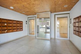 immo DAVID stelt dit energiezuinige en gerenoveerde appartement met twee slaapkamers voor, gelegen op de vierde verdieping van een verzorgd gebouw met lift. Bij het betreden van het appartement komt u in de inkomhal die uitgeeft op een lichtrijke en aangename leefruimte met een open en ingerichte keuken. De grote raampartijen zorgen voor een overvloed aan natuurlijk licht en creëren een warme en comfortabele woonbeleving. Vanuit de woonkamer heeft u rechtstreeks toegang tot het zuidgericht terras met een mooi uitzicht over het centrum van Asse.<br />De nachthal leidt naar een apart toilet, een badkamer en twee slaapkamers van respectievelijk 9 en 15 m². Vanuit een van de slaapkamers is er toegang tot een tweede, rustig gelegen terras aan de achterzijde van het gebouw. In 2022 werden verschillende renovaties uitgevoerd, waaronder de plaatsing van visgraatparket in de leefruimte en vernieuwingen in de badkamer.<br />Het appartement beschikt bovendien over een privatieve kelder en een buitenstaanplaats, wat extra comfort biedt. Dankzij het gunstige EPC-label B en het conforme elektriciteitsattest is dit een bijzonder energiezuinig appartement. De ligging is uitstekend, vlakbij het centrum van Asse met vlotte verbindingen naar Brussel en de Ring, en in de nabijheid van scholen, winkels, openbaar vervoer, ziekenhuis, sportfaciliteiten en de fietssnelweg. Een ideale opportuniteit voor wie comfortabel, centraal en energiezuinig wil wonen