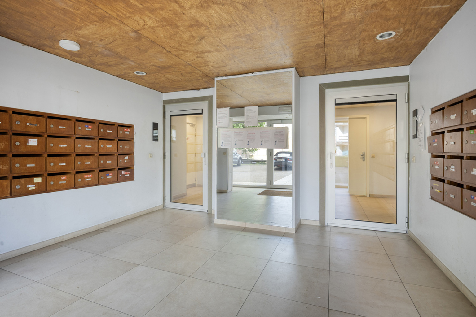 Gerenoveerd appartement met twee slaapkamers en parking - foto 4