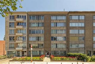 <p><span>Bent je op zoek naar ruimte, licht en modern comfort op een strategische locatie? Dit appartement op de derde verdieping in Borgerhout biedt je een uitzonderlijke woonervaring met een uiterst slimme indeling en een overvloed aan opbergruimte dankzij de vele ingemaakte kasten.</span></p><p><span>De highlights:</span></p><ul><li><span>2 slaapkamers + een extra kamer ideaal als dressing.</span></li><li><span>Hoofdslaapkamer met een ensuite badkamer (bad en wastafel).</span></li><li><span>Open keuken: Functioneel ingericht, naadloos aansluitend op de leefruimte.</span></li><li><span>Gezellig terras: Groot genoeg voor een volwaardige tafel om buiten te eten.</span></li><li><span>Extra comfort: Praktisch apart toilet en een private kelderberging.</span></li></ul><p><span>Indeling en afwerking:</span><span> Je komt binnen via de inkomhal met gastentoilet. De royale leefruimte geniet van een mooie lichtinval. De open keuken is compact en functioneel ingeplant, perfect ontworpen om efficiënt te koken met direct contact naar de eethoek. Via de keuken heeft je toegang tot het terras.</span></p><p><span>Over de buurt:</span><span> De Bikschotelaan ligt in een zeer gegeerde, levendige buurt in Borgerhout, op de grens met Deurne. Je woont hier op een steenworp van het prachtige Te Boelaerpark en Boekenbergpark, ideaal voor sport en ontspanning. De buurt kent een bloeiende sfeer met gezellige buurtpleinen, bakkers en hippe koffiebars. Scholen, openbaar vervoer (tram en bus) en de Antwerpse Velo-stations liggen voor de deur. Bovendien bent je met de wagen binnen enkele minuten op de Antwerpse Ring.</span></p><p><span>Interesse in een bezoek?</span><span> Neem vandaag nog contact met ons op via 03/646.66.55 of lynn@sinjoor.be</span></p>