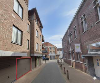 Bright apartment for sale in the heart of Rumbeke (Roeselare).Discover this spacious 104 m² apartment, located in the Kloosterhof residence (built...