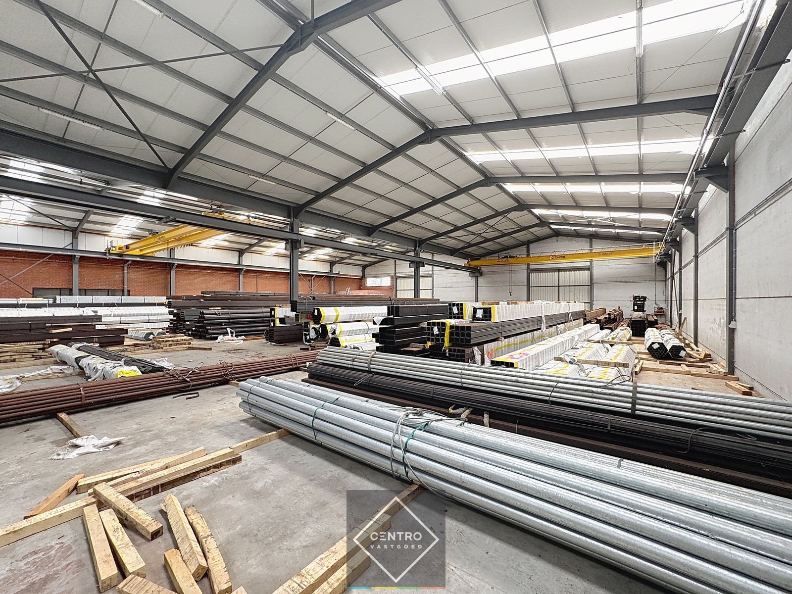 Instapklare MAGAZIJNEN (1.500m²), voorzien van 2 ROLBRUGGEN (5 ton) en geïntegreerde KANTOORRUIMTE met sanitaire voorzieningen. Op ambachtelijke zone te Wingene! - foto 2