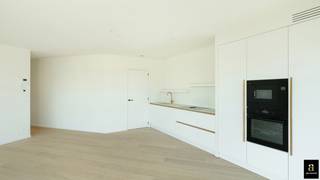 Découvrez ce magnifique appartement neuf situé dans un immeuble prestigieux, doté de deux chambres à part entière, idéalement situé au cœur de Knokke, à quelques pas des commerces, des restaurants et de la gare.<br /><br />L'appartement dispose d'un hall d'entrée spacieux avec vestiaire et toilettes invités. Le salon-salle à manger lumineux s'ouvre sur une terrasse ensoleillée l'après-midi, où vous pourrez profiter d'un moment de tranquillité. La cuisine ouverte et entièrement équipée s'intègre parfaitement à l'espace de vie. Vous trouverez également un débarras pratique avec des branchements pour une machine à laver et un sèche-linge.<br /><br />Les deux chambres sont spacieuses et disposent chacune d’une salle de douche privative, ce qui garantit un confort et une intimité optimaux. De plus, un local à vélos commun est disponible au rez-de-chaussée.<br /><br />Il est également possible d’acquérir une place de parking facilement accessible et/ou un garage spacieux au sein de la résidence.